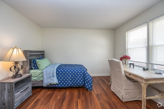 2BR, 1BA - 985SF - Second Bedroom