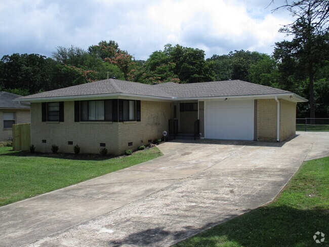 Building Photo - 4016 Maple St Rental