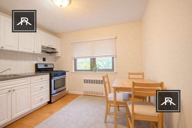 Building Photo - 1 bedroom in Brookline MA 02446 Unit 3 Rental
