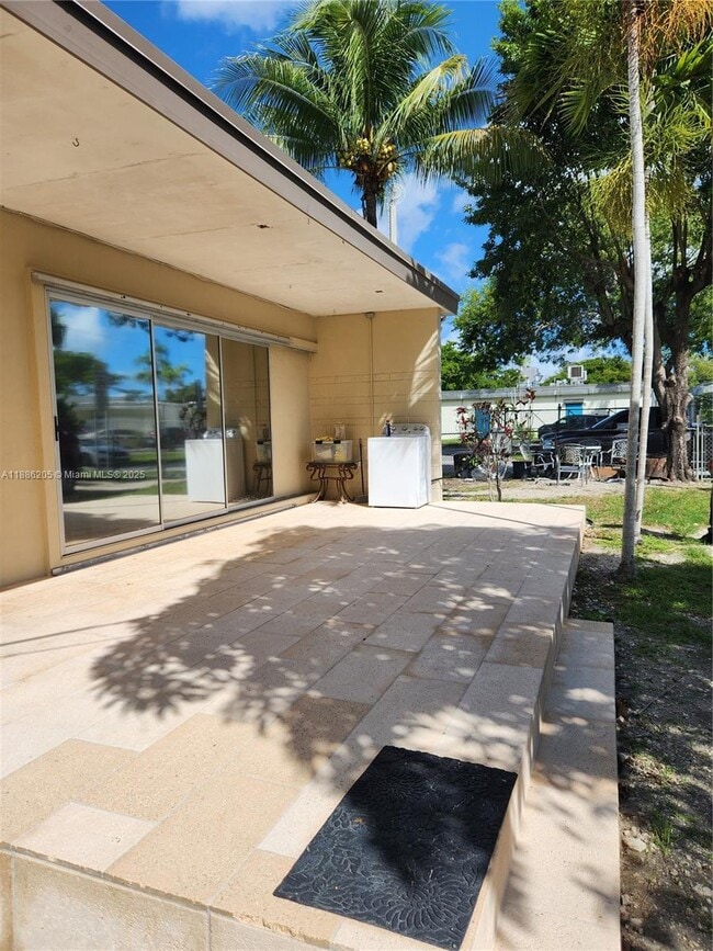 Building Photo - 13935 NE 16th Ct Unit B