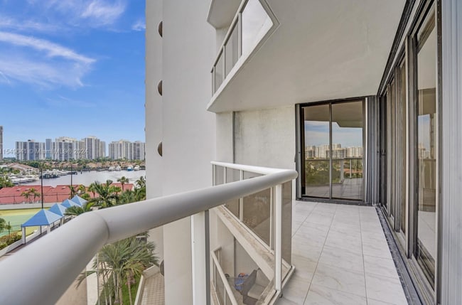 Photo - 1000 Parkview Dr Unit 210