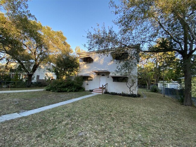 Photo - 11701 NE 11th Pl Unidad 1