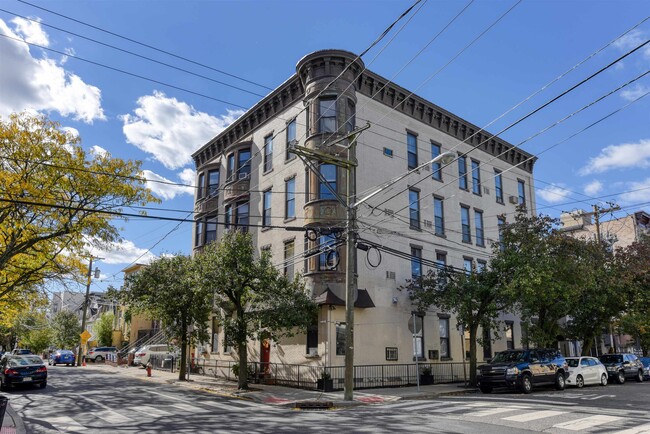 Building Photo - 193 Ogden Ave. Unit 4B