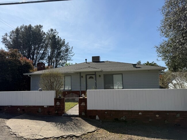 Building Photo - 3 bedroom home in Shasta Lake City