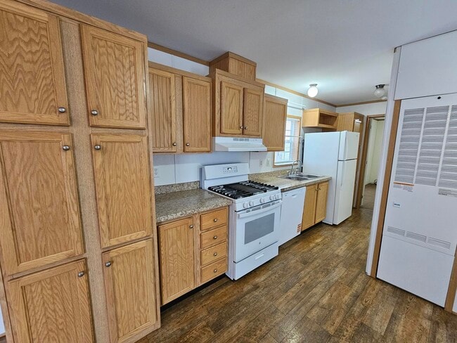 Building Photo - 4 Parkview Dr