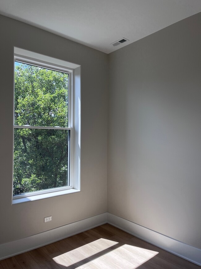 Photo - 1408 W Cuyler Ave Unit 3