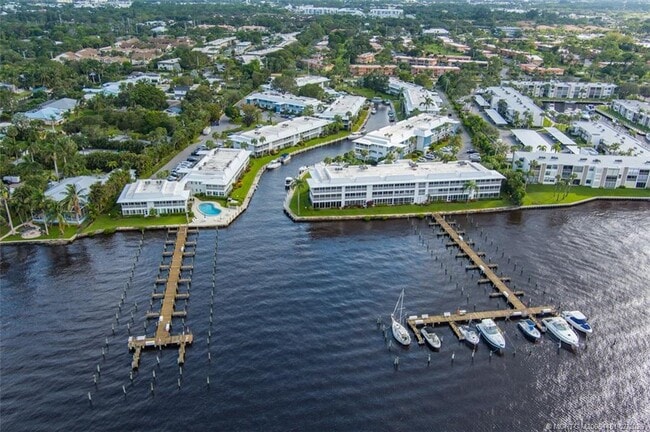 Building Photo - 1858 SW Palm City Rd Unit 103