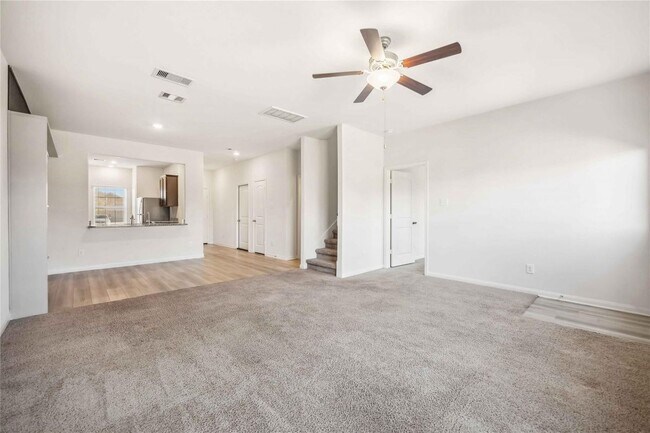 Photo - 425 Elaine Vly Dr