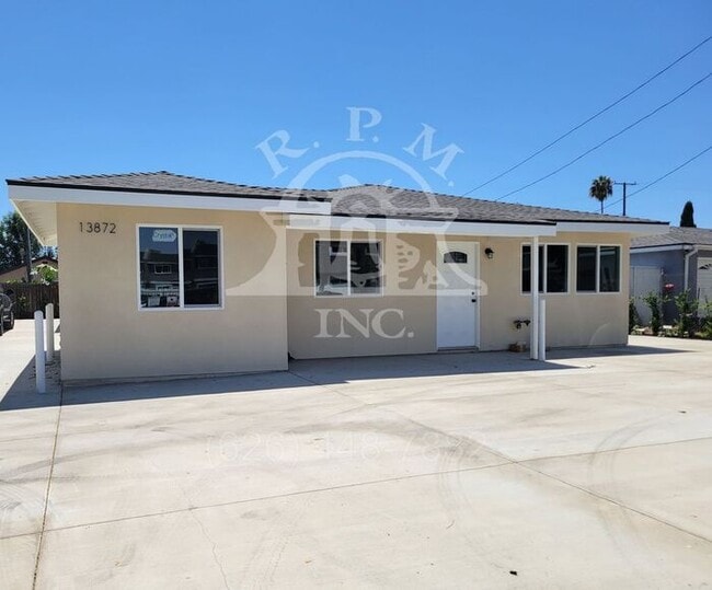 Building Photo - Modern 3 Bedroom Front House