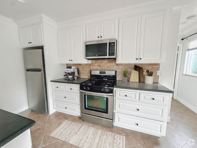Building Photo - Adorable, Upgraded, 3 Bed/2 Bath duplex, F... Rental