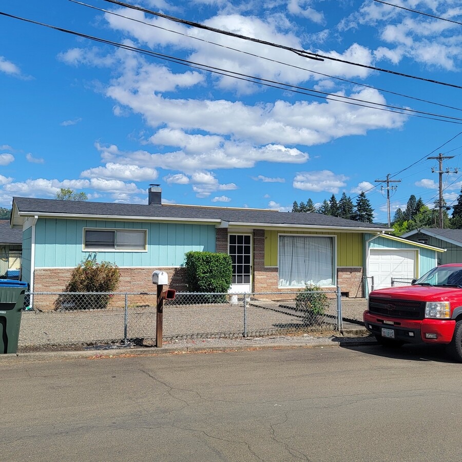 Photo - 319 SE Rose St