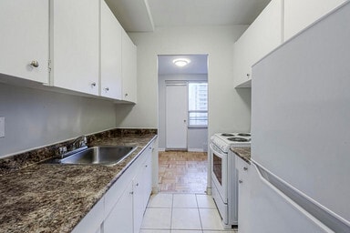 Building Photo - 40 Raglan Avenue