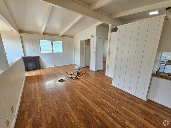 Building Photo - Spacious 4-Beds, 2-Bath Upstairs Apartment Unit 2 U