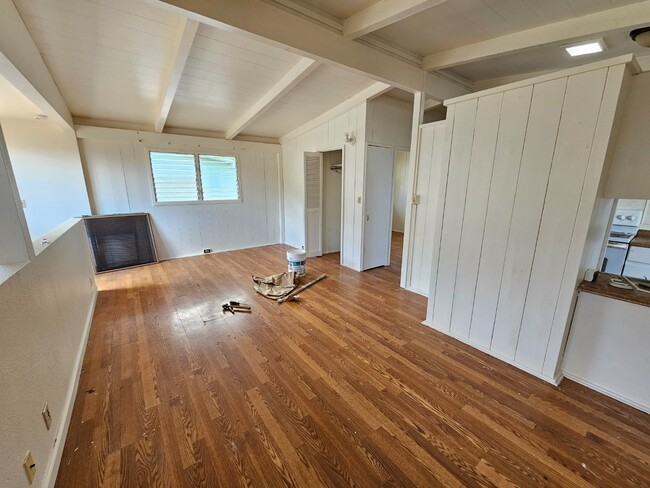 Spacious 4-Beds, 2-Bath Upstairs Apartment - Spacious 4-Beds, 2-Bath Upstairs Apartment Unit 2 U