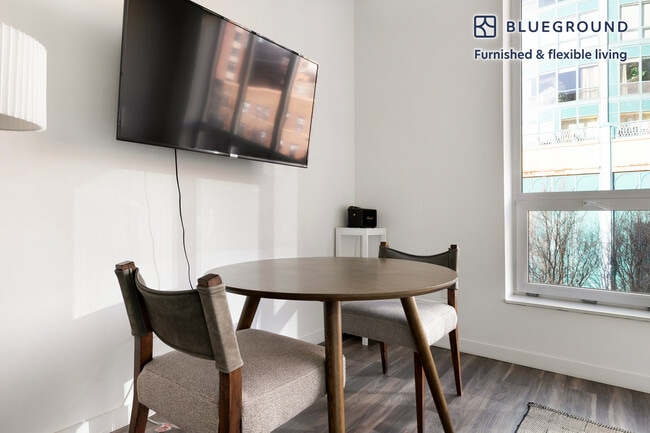 Photo - 61 W Erie St Unidad FL3-ID1400