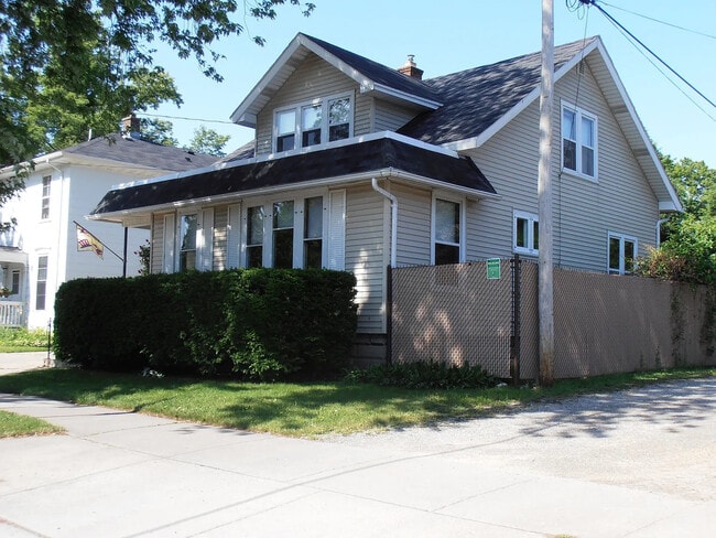 Building Photo - 1009 N Oneida St Rental