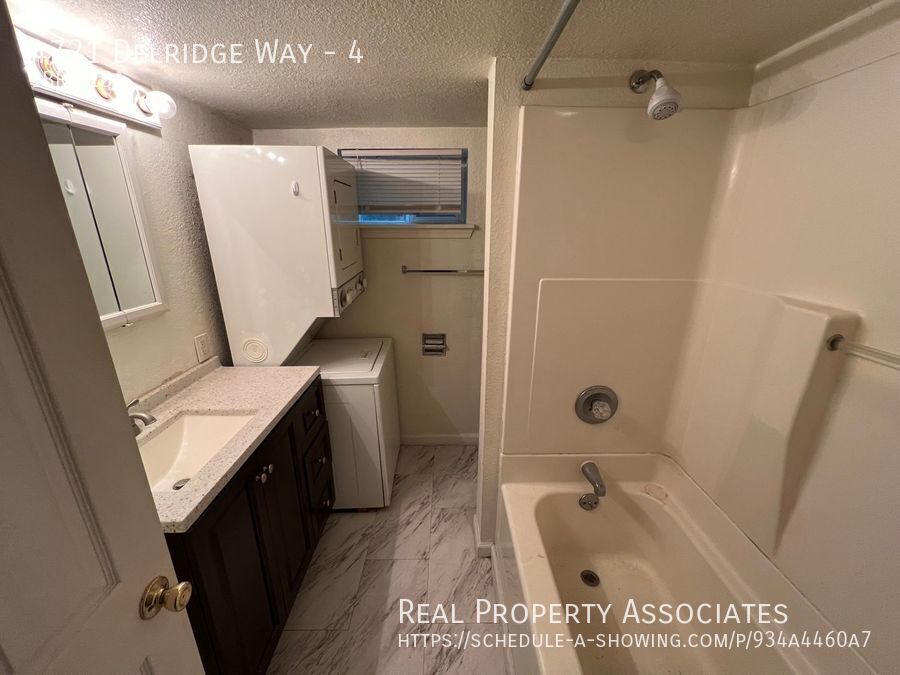 Photo - 4721 Delridge Way SW Unit 4
