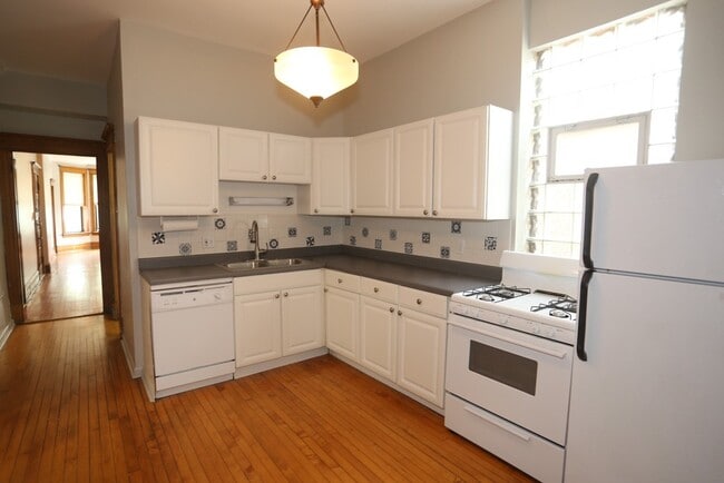 Photo - 1326 N Claremont Ave Unit M09H