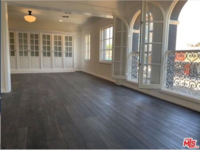 Building Photo - 619 S La Brea Ave Unit 2nd Floor