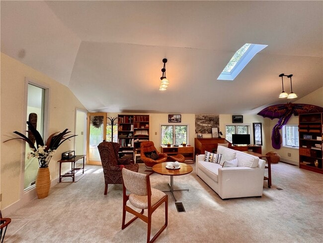 Photo - 333 Colebrook Dr