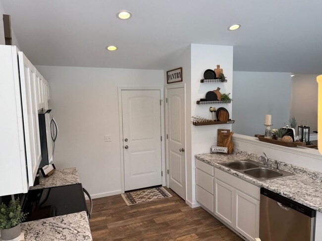 Photo - 172 Bombadill Blvd