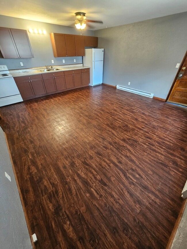 Building Photo - Springville Unit 5 Rental