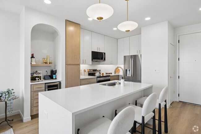 1BR, 1BA - 724SF - Kitchen and Dining Area