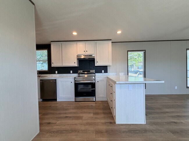 709 N Collins Fwy