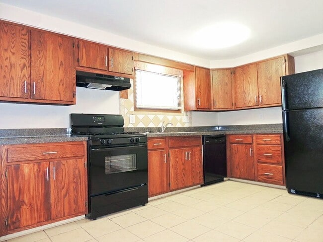 Photo - 4 Bed - 1.5 Bath Colonial for Rent in Euclid!