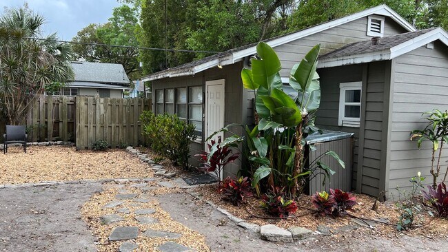 Building Photo - 1-Bedroom, 1-Bath Detached Apartment – Col...