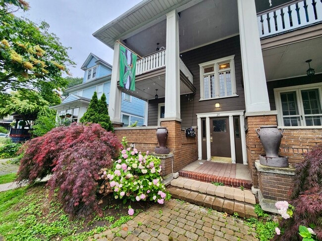 Building Photo - 25 Vassar St Unit 1