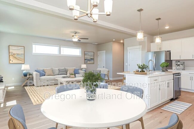 Photo - 782 NE Trillium Dr