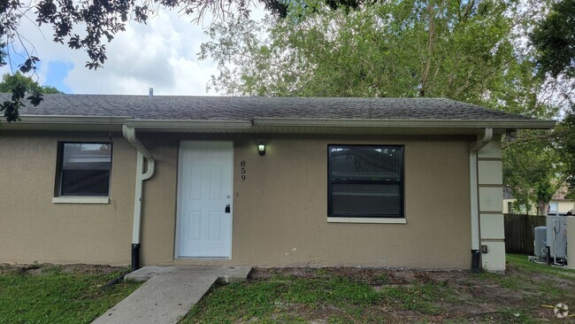 Building Photo - Annual unfurnished 2/1 half duplex in Sara... Rental