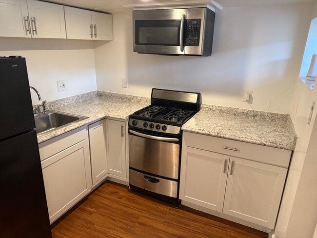 Cocina completa con refrigerador, microondas y estufa de gas - 4020 Blaine St NE