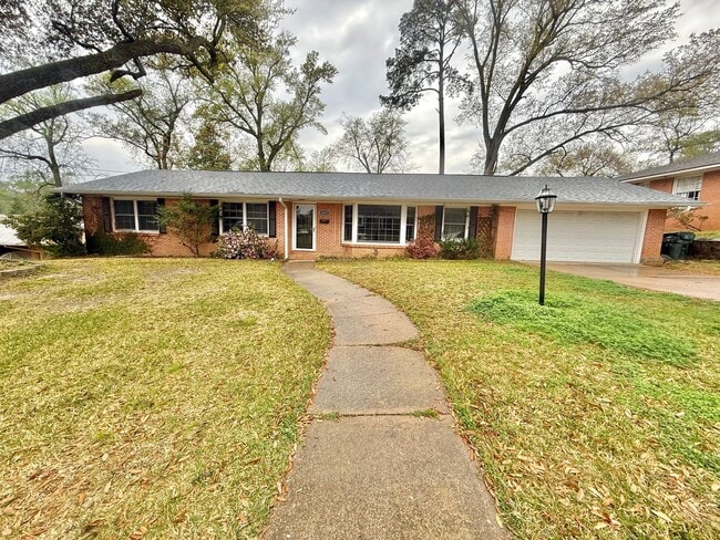 Building Photo - 3-bed/2-bath with two living spaces!