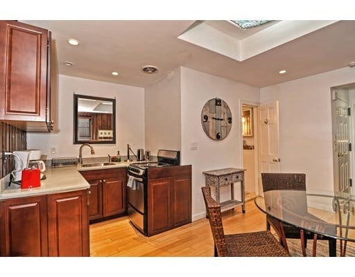 Building Photo - 43 Charles St Unit 2