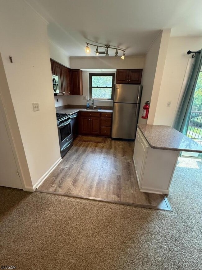 Photo - 606 Nottingham Way