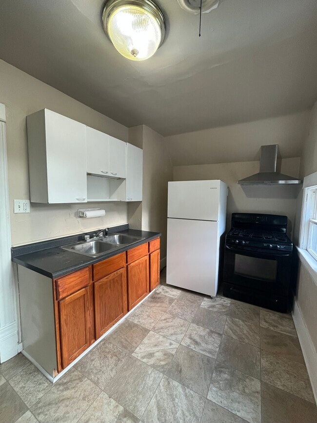 Photo - 196 E 9th St