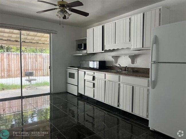 Building Photo - 5627 Sheridan St Rental