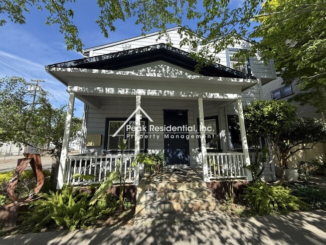 Building Photo - 712 20th St Unit #C