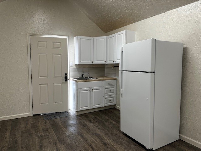 Building Photo - 306 E Olive St Unit Olive Studio