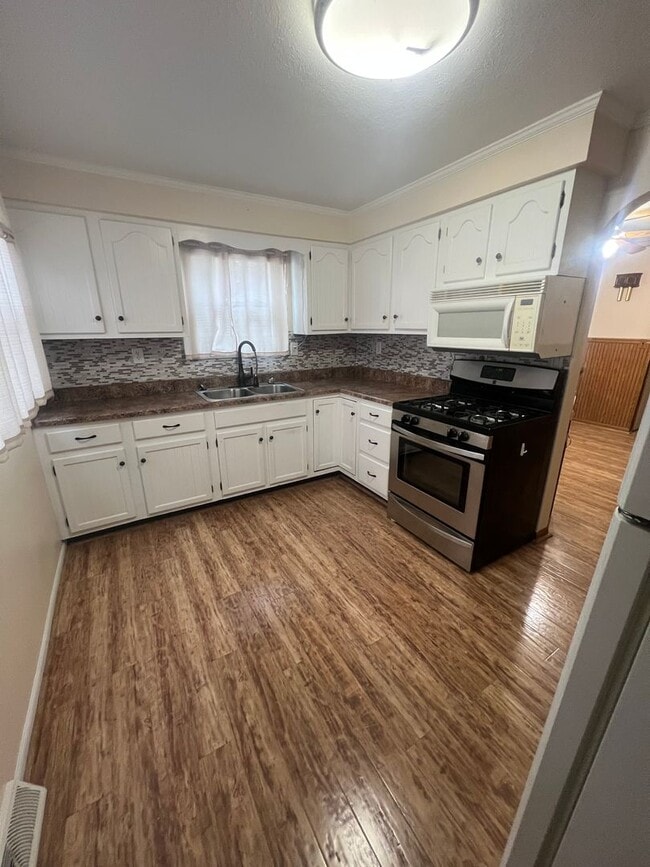 Photo - Northend Spacious 3 bedroom 1 bath with La...
