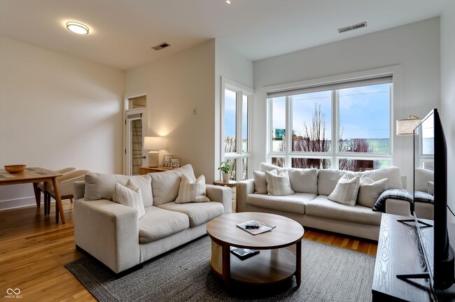 Building Photo - 233 E St Joseph St Unit 3E