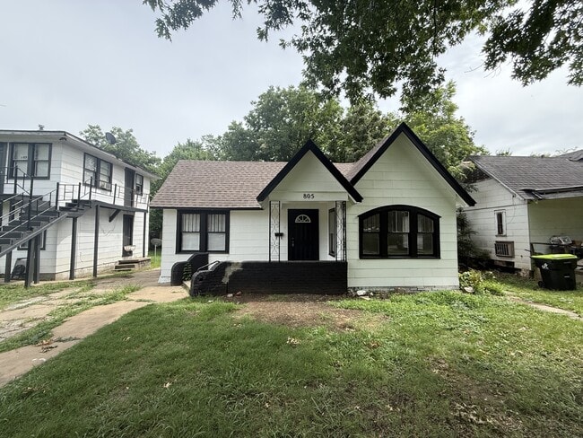 Building Photo - 805 E 17th St