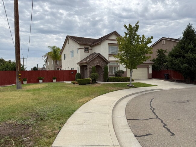 Photo - Gorgeous 5 Bedroom, 3 Bathroom Home With a Pool in perfect Tracy Location