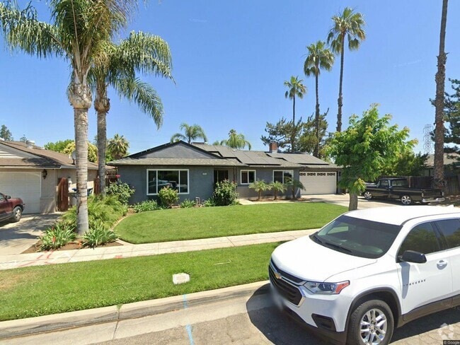 Building Photo - 3 Bedroom / 1.5 Bathroom with pool for ren... Rental