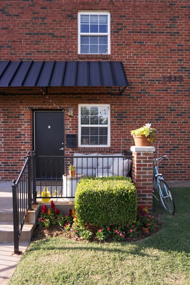 front porch - 1213 N Harvey Ave Condo Unit #2