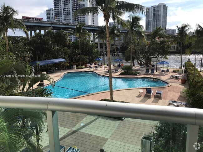 Building Photo - 19390 Collins Ave Unit 207 Rental