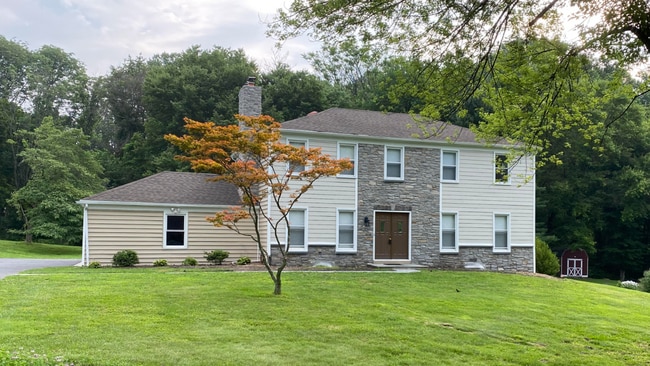 Building Photo - Rose Tree Media SD! Large yard, finished basement, attached garage, electric fireplace and comple...