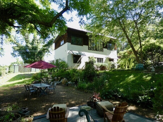 Building Photo - West Asheville Oasis Rental